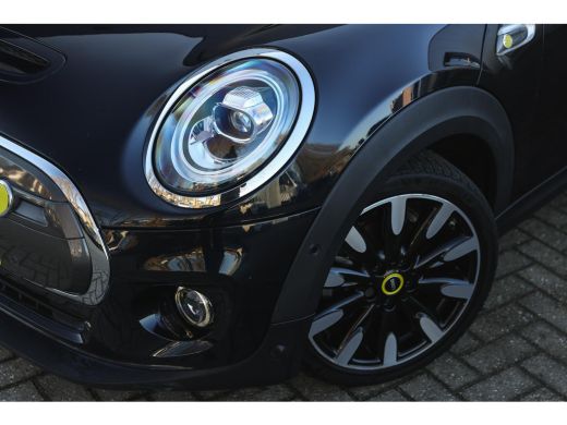 Mini Electric Yours / Panoramadak / Sportstoelen / Achteruitrijcamera / Comfort Access / Adaptieve LED / Head-U... ActivLease financial lease