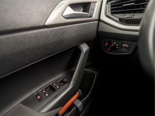 Volkswagen Polo 1.0 TSI Sportline (APPLE CARPLAY, GROOT NAVI, ADAPTIVE CRUISE, SPORTSTOELEN, LM VELGEN, ARMSTEUN,... ActivLease financial lease