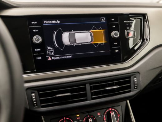 Volkswagen Polo 1.0 TSI Sportline Automaat (GROOT NAVI, ADAPTIVE CRUISE, PARKEERSENSOREN, SPORTSTOELEN, LM VELGEN... ActivLease financial lease