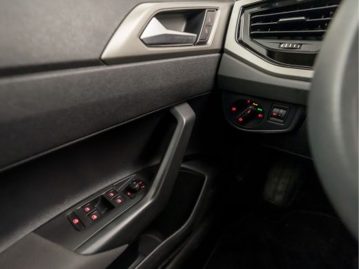 Volkswagen Polo 1.0 TSI Sportline Automaat (GROOT NAVI, ADAPTIVE CRUISE, PARKEERSENSOREN, SPORTSTOELEN, LM VELGEN... ActivLease financial lease