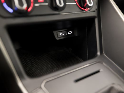 Volkswagen Polo 1.0 TSI Sportline Automaat (GROOT NAVI, ADAPTIVE CRUISE, PARKEERSENSOREN, SPORTSTOELEN, LM VELGEN... ActivLease financial lease