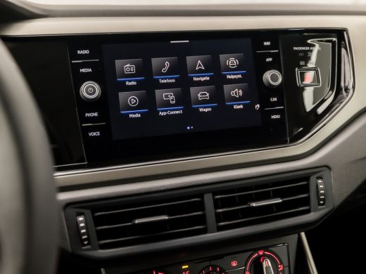 Volkswagen Polo 1.0 TSI Sportline Automaat (GROOT NAVI, ADAPTIVE CRUISE, PARKEERSENSOREN, SPORTSTOELEN, LM VELGEN... ActivLease financial lease