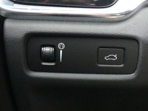 Volvo  V60 2.0 B3 Momentum Advantage | TREKHAAK | STOEL+STUUR+VOORRUITVERWARMING | LEDER | ADAPTIVE CRUISE |... ActivLease financial lease