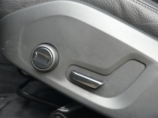 Volvo  V60 2.0 B3 Momentum Advantage | TREKHAAK | STOEL+STUUR+VOORRUITVERWARMING | LEDER | ADAPTIVE CRUISE |... ActivLease financial lease