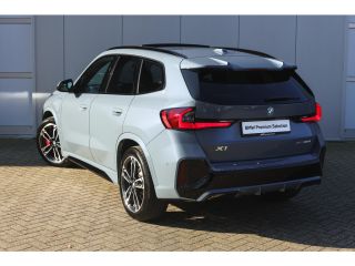 BMW X1 xDrive25e M Sport Automaat / Panoramadak / Trekhaak / Sportstoelen / M Adaptief onderstel / Comfo...