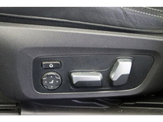 BMW iX3 High Executive / Trekhaak / Sportstoelen / Adaptief onderstel / Comfort Access / Adaptieve LED / ... ActivLease financial lease