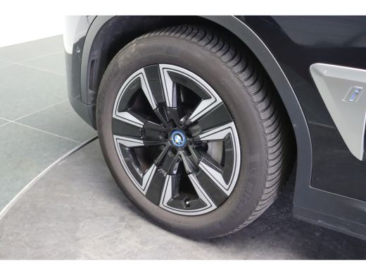 BMW iX3 High Executive / Trekhaak / Sportstoelen / Adaptief onderstel / Comfort Access / Adaptieve LED / ... ActivLease financial lease
