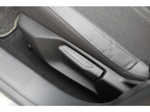 Peugeot 308 SW 1.2 Hybrid 136 e-DCS6 GT | Automaat | Navigatie | Camera | Panorama/schuifdak | 18" Inch licht... ActivLease financial lease