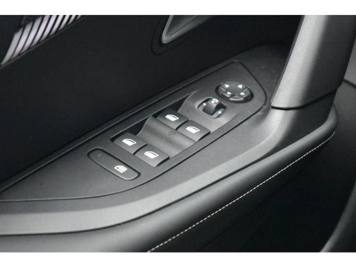 Peugeot e-2008 EV Allure 50 kWh 3 Fase | Navigatie | Parkeersensoren v/a | Climate Control | Half-Leder | Full-L... ActivLease financial lease