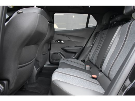 Peugeot e-2008 EV Allure 50 kWh 3 Fase | Navigatie | Parkeersensoren v/a | Climate Control | Half-Leder | Full-L... ActivLease financial lease