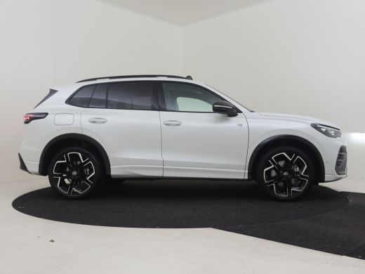 Volkswagen Tiguan 1.5 TSI eHybrid R-Line 272pk | Trekhaak | Panorama dak | Head up display | Harman kardon audio | ... ActivLease financial lease