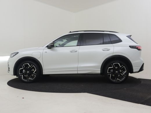 Volkswagen Tiguan 1.5 TSI eHybrid R-Line 272pk | Trekhaak | Panorama dak | Head up display | Harman kardon audio | ... ActivLease financial lease