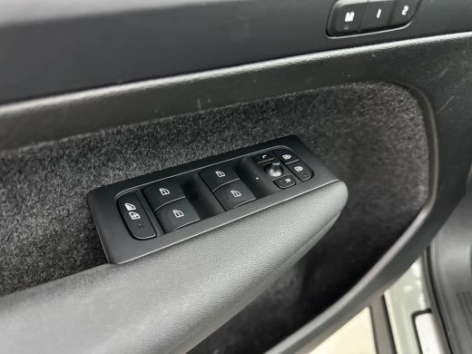 Volvo  XC40 T4 Recharge Plus Dark | 19" | Harman Kardon | Elektrisch verstelbare stoelen | Stoel/Stuurverwarm... ActivLease financial lease