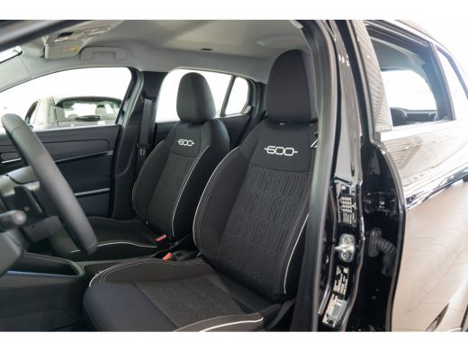 Fiat 600 1.2 Hybrid Urban | Apple Carplay & Android Auto | Parkeersensoren | Lichtmetalen velgen | Airco |... ActivLease financial lease