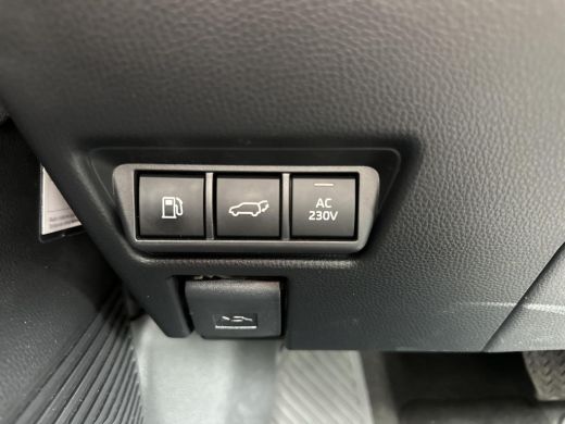 Toyota Prius 2.0 Plug-in Executive | Carplay | 19 inch LM-velgen | Dode hoek waarschuwing | Parkeersensoren | ActivLease financial lease