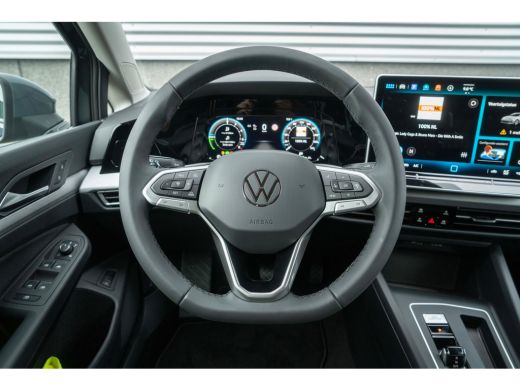 Volkswagen Golf Life Edition eHybrid | 'App-Connect' draadloze smartphone integratie | Achterbank in ongelijke de... ActivLease financial lease