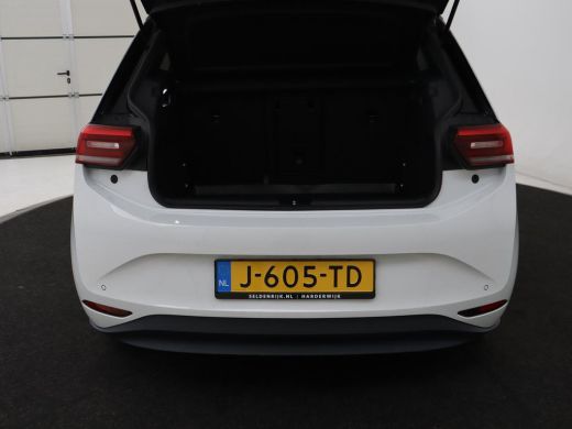Volkswagen ID.3 First Plus 58 kWh | Stoel & stuurverwarming | Camera | Adaptive cruise | Sfeerverlichting | Carpl... ActivLease financial lease
