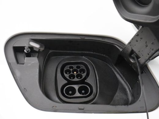 Volkswagen ID.3 First Plus 58 kWh | Stoel & stuurverwarming | Camera | Adaptive cruise | Sfeerverlichting | Carpl... ActivLease financial lease