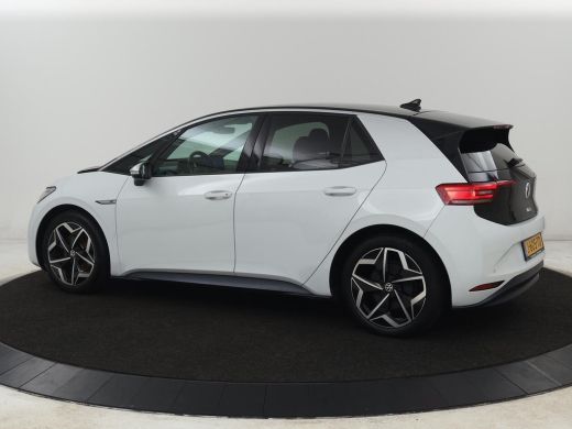 Volkswagen ID.3 First Plus 58 kWh | Stoel & stuurverwarming | Camera | Adaptive cruise | Sfeerverlichting | Carpl... ActivLease financial lease