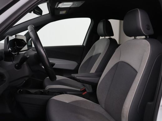 Volkswagen ID.3 First Plus 58 kWh | Stoel & stuurverwarming | Camera | Adaptive cruise | Sfeerverlichting | Carpl... ActivLease financial lease
