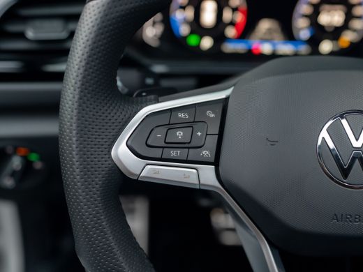 Volkswagen T-Roc 1.5 TSI R-Line Business | Trekhaak afnb. | Panodak | Keyless | Elk. A-klep | Side Assist | IQ Lig... ActivLease financial lease