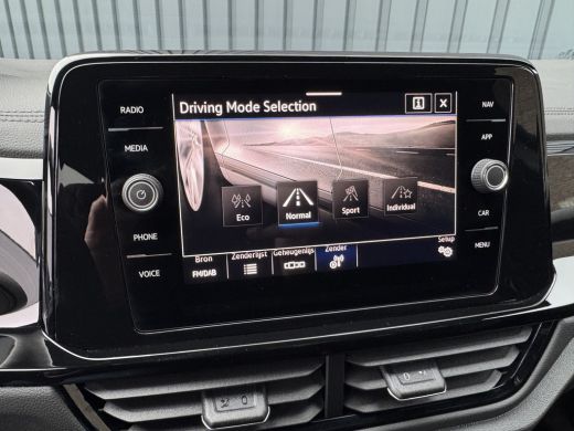 Volkswagen T-Roc 1.5 TSI R-Line Business | Trekhaak afnb. | Panodak | Keyless | Elk. A-klep | Side Assist | IQ Lig... ActivLease financial lease