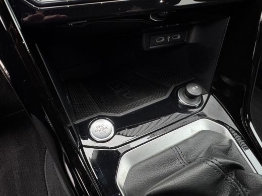 Volkswagen T-Roc 1.5 TSI R-Line Business | Trekhaak afnb. | Panodak | Keyless | Elk. A-klep | Side Assist | IQ Lig... ActivLease financial lease