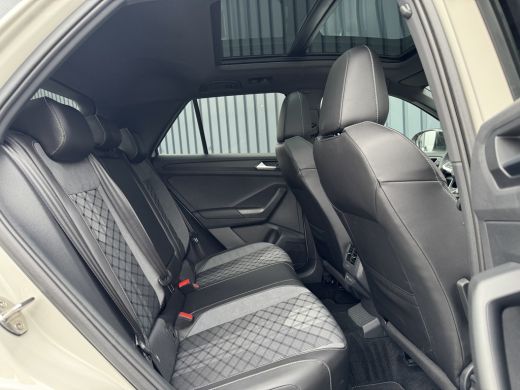 Volkswagen T-Roc 1.5 TSI R-Line Business | Trekhaak afnb. | Panodak | Keyless | Elk. A-klep | Side Assist | IQ Lig... ActivLease financial lease