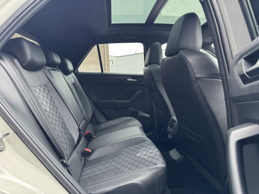 Volkswagen T-Roc 1.5 TSI R-Line Business | Trekhaak afnb. | Panodak | Keyless | Side Assist | Elk. A-klep | IQ Lig... ActivLease financial lease