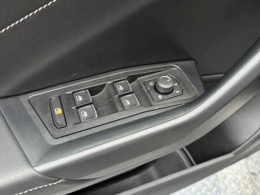 Volkswagen T-Roc 1.5 TSI R-Line Business | Trekhaak afnb. | Panodak | Keyless | Side Assist | Elk. A-klep | IQ Lig... ActivLease financial lease