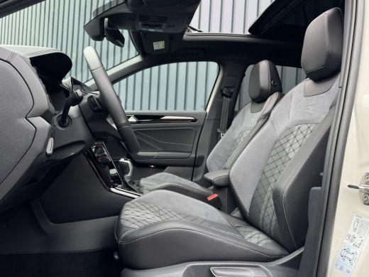 Volkswagen T-Roc 1.5 TSI R-Line Business | Trekhaak afnb. | Panodak | Keyless | Side Assist | Elk. A-klep | IQ Lig... ActivLease financial lease