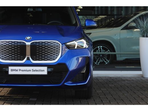 BMW iX1 eDrive20 High Executive M Sport Automaat / Trekhaak / Sportstoelen / M Adaptief onderstel / Comfo... ActivLease financial lease