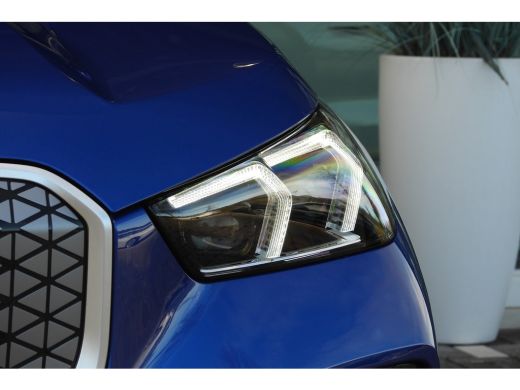 BMW iX1 eDrive20 High Executive M Sport Automaat / Trekhaak / Sportstoelen / M Adaptief onderstel / Comfo... ActivLease financial lease