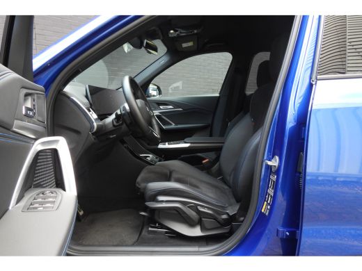 BMW iX1 eDrive20 High Executive M Sport Automaat / Trekhaak / Sportstoelen / M Adaptief onderstel / Comfo... ActivLease financial lease