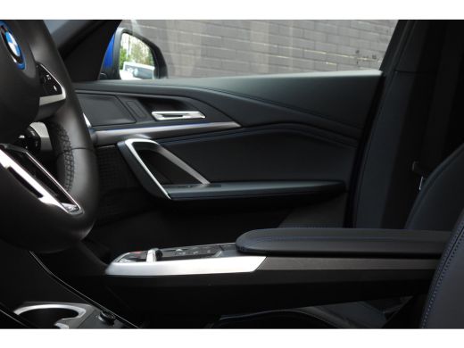 BMW iX1 eDrive20 High Executive M Sport Automaat / Trekhaak / Sportstoelen / M Adaptief onderstel / Comfo... ActivLease financial lease