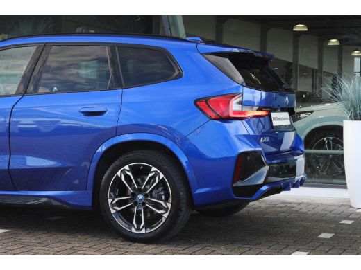 BMW iX1 eDrive20 High Executive M Sport Automaat / Trekhaak / Sportstoelen / M Adaptief onderstel / Comfo... ActivLease financial lease