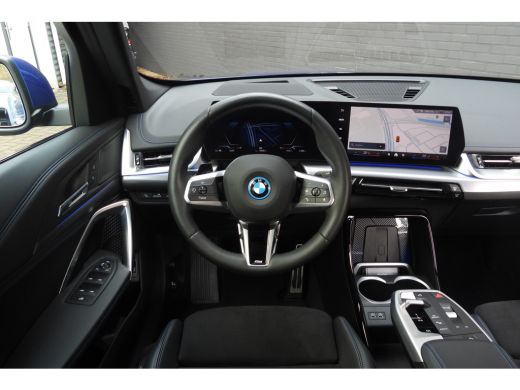 BMW iX1 eDrive20 High Executive M Sport Automaat / Trekhaak / Sportstoelen / M Adaptief onderstel / Comfo... ActivLease financial lease