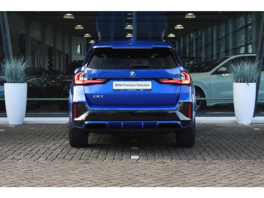BMW iX1 eDrive20 High Executive M Sport Automaat / Trekhaak / Sportstoelen / M Adaptief onderstel / Comfo... ActivLease financial lease