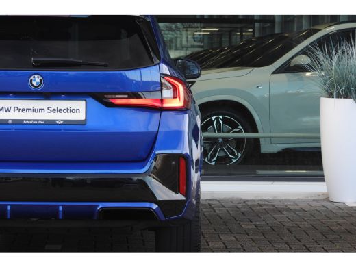 BMW iX1 eDrive20 High Executive M Sport Automaat / Trekhaak / Sportstoelen / M Adaptief onderstel / Comfo... ActivLease financial lease