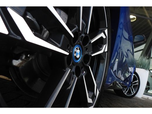 BMW iX1 eDrive20 High Executive M Sport Automaat / Trekhaak / Sportstoelen / M Adaptief onderstel / Comfo... ActivLease financial lease