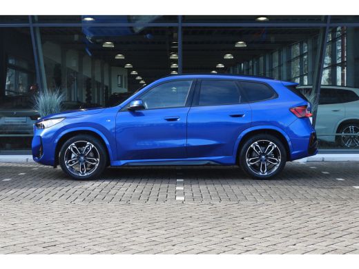 BMW iX1 eDrive20 High Executive M Sport Automaat / Trekhaak / Sportstoelen / M Adaptief onderstel / Comfo... ActivLease financial lease
