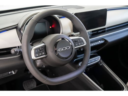 Fiat 600 1.2 Hybrid La Prima | Climate Controle | Lederen Bekleding | Navigatie | Camera | El. Achterklep ... ActivLease financial lease