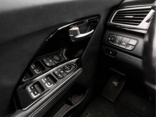 Kia Niro 1.6 GDi Hybrid Sport 142Pk Automaat (SCHUIFDAK, APPLE CARPLAY, NAVIGATIE, CAMERA, LEDER, STUUR/ST... ActivLease financial lease