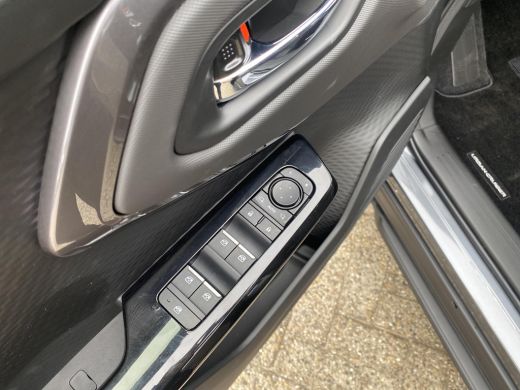 Toyota Urban Cruiser Dynamic 61 kWh | Nieuwe auto | Direct uit voorraad leverbaar | ActivLease financial lease