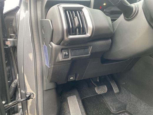 Toyota Urban Cruiser Dynamic 61 kWh | Nieuwe auto | Direct uit voorraad leverbaar | ActivLease financial lease