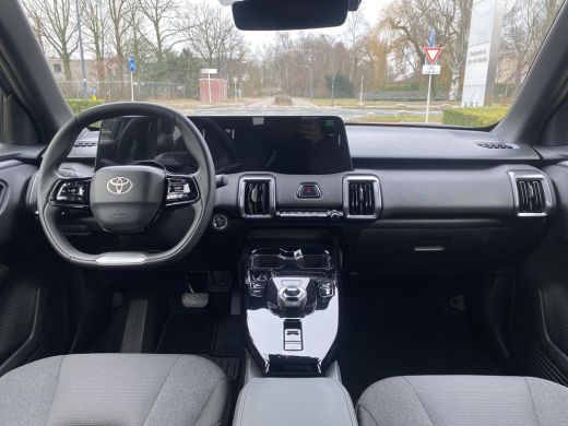 Toyota Urban Cruiser Dynamic 61 kWh | Nieuwe auto | Direct uit voorraad leverbaar | ActivLease financial lease
