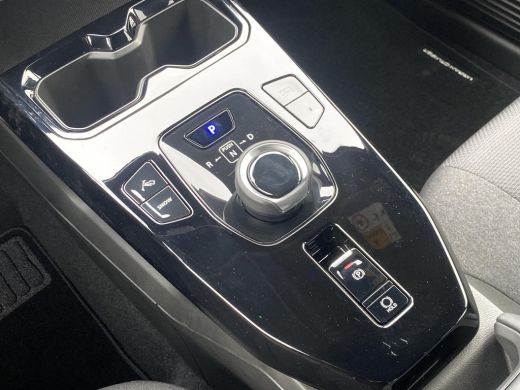 Toyota Urban Cruiser Dynamic 61 kWh | Nieuwe auto | Direct uit voorraad leverbaar | ActivLease financial lease