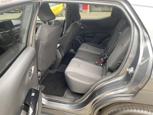 Toyota Urban Cruiser Dynamic 61 kWh | Nieuwe auto | Direct uit voorraad leverbaar | ActivLease financial lease