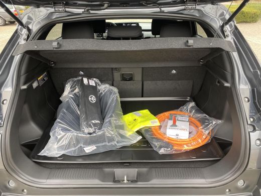 Toyota Urban Cruiser Dynamic 61 kWh | Nieuwe auto | Direct uit voorraad leverbaar | ActivLease financial lease