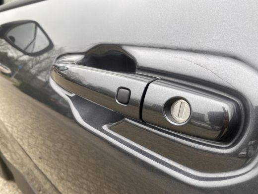 Toyota Urban Cruiser Dynamic 61 kWh | Nieuwe auto | Direct uit voorraad leverbaar | ActivLease financial lease